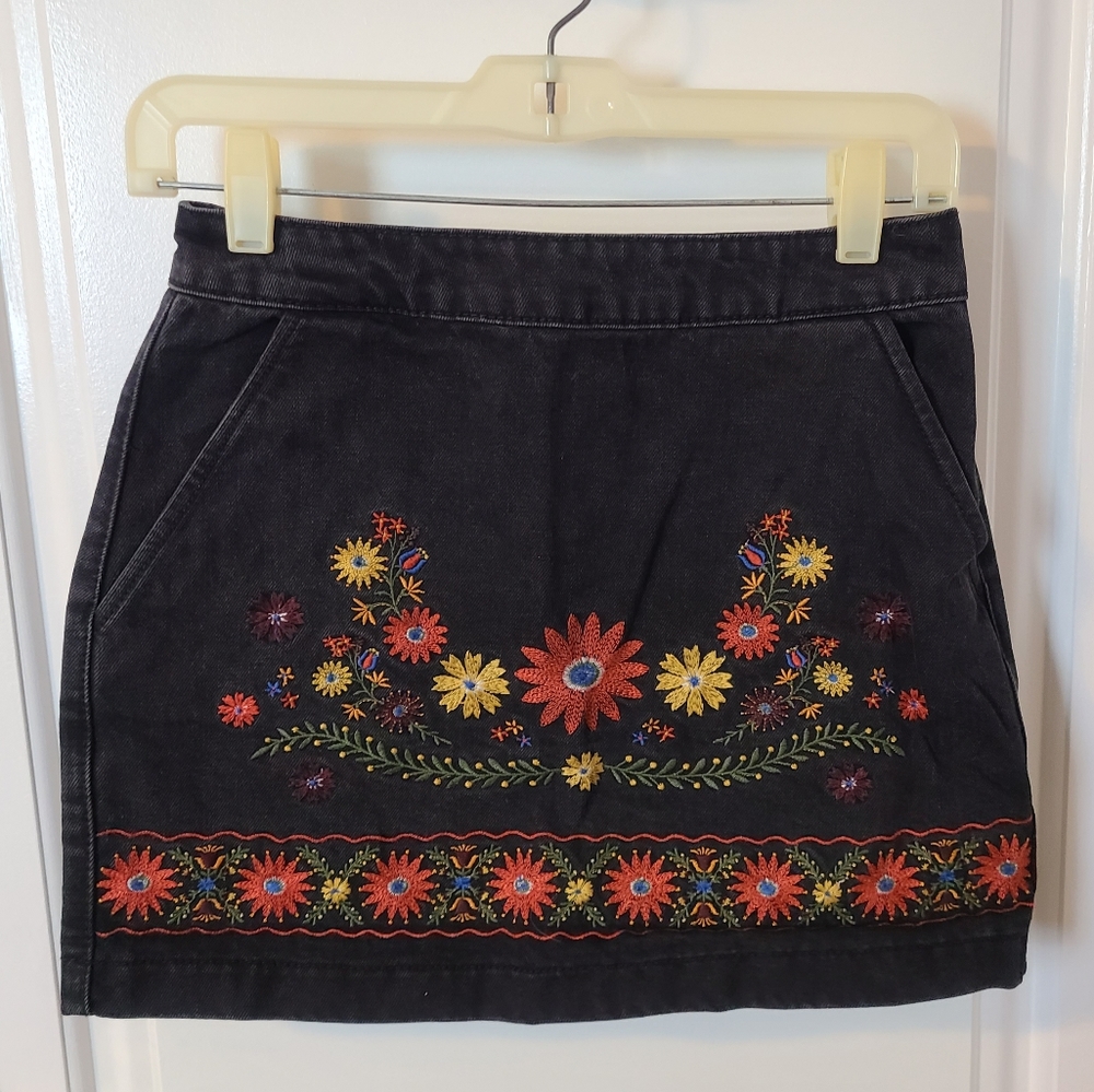 Forever 21 Embroidered Black Denim Skirt Size S